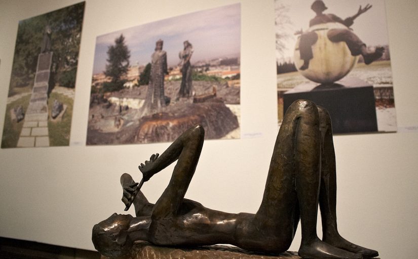 Lesenyei Márta szobrászművész kiállítása a Képtárban